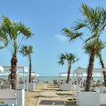 Seaview Delight - 2 Bedroom In דירה *